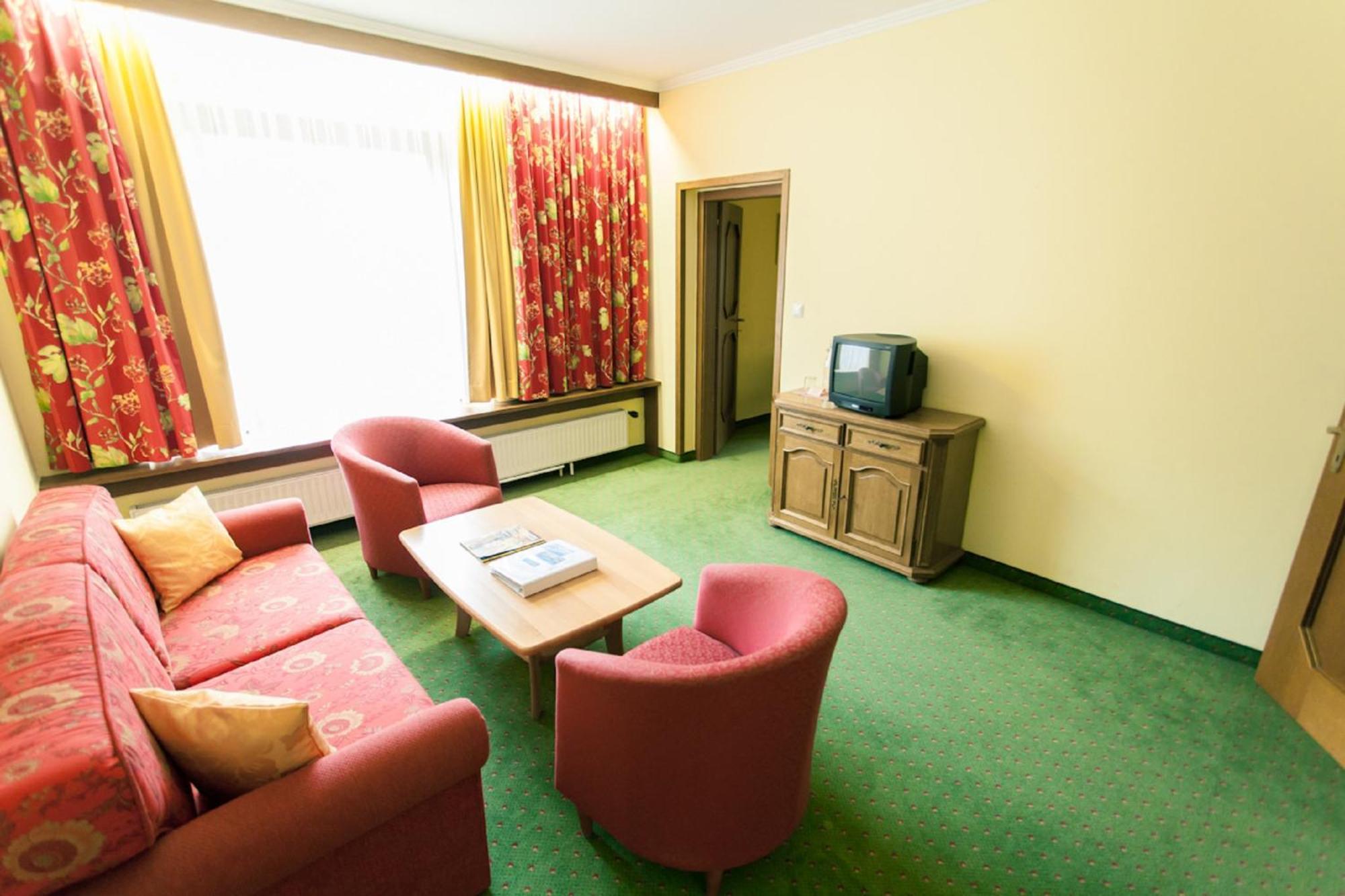 Kolmhof Hotel Бад Клайнкирххайм Екстериор снимка